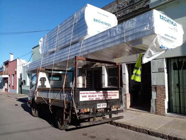 Descarga de materiales de construcción en obra