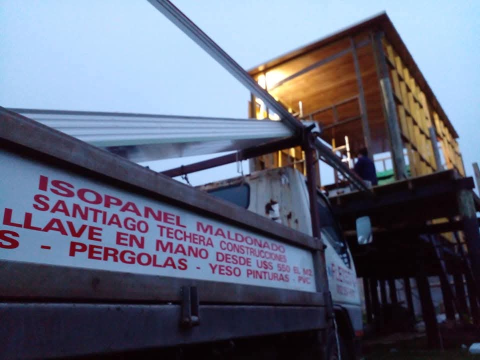 Camión propio de Isopanel Maldonado Santiago Techera Construcciones