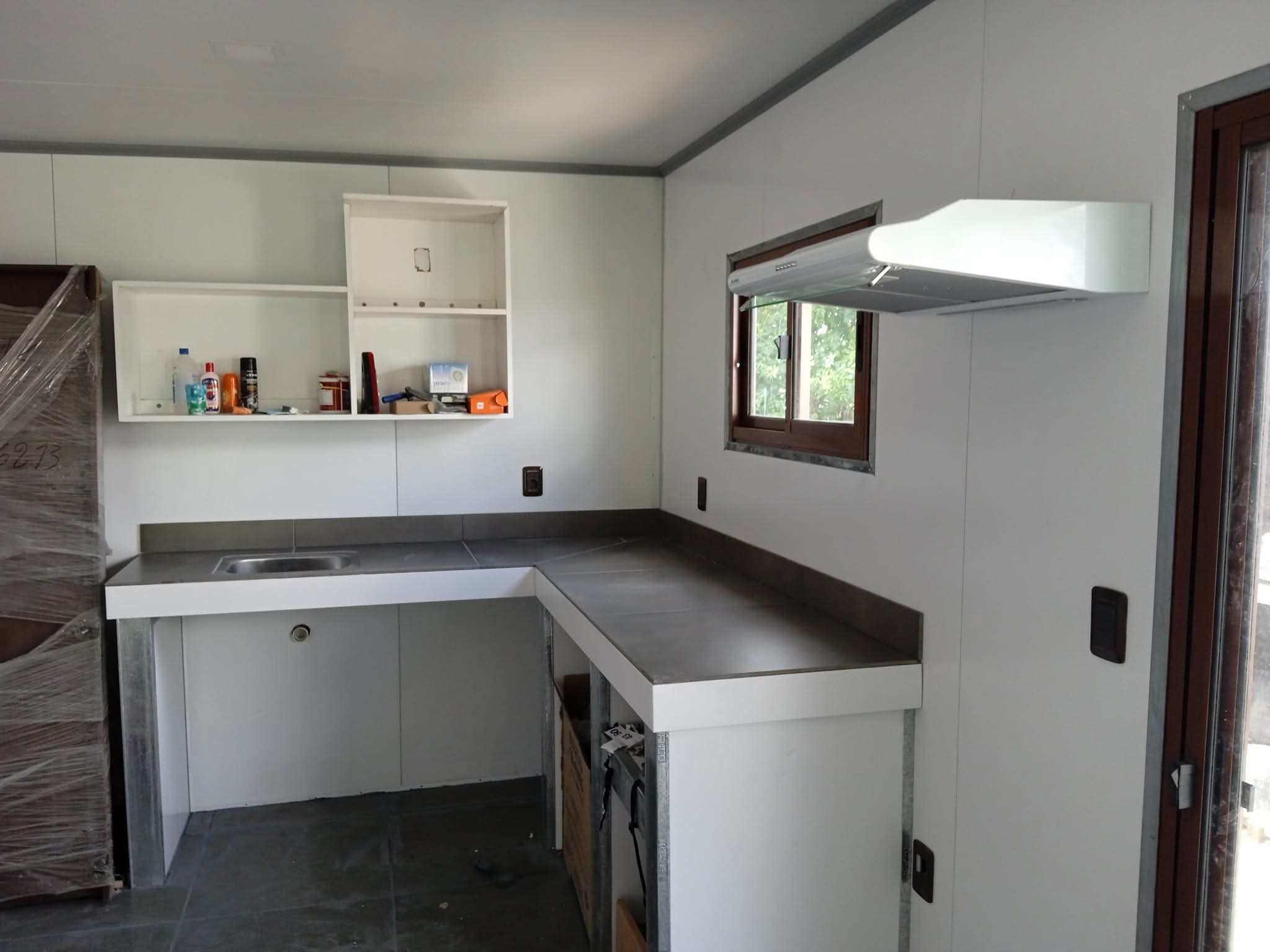 Interior terminado de vivienda en isopanel con cocina completa