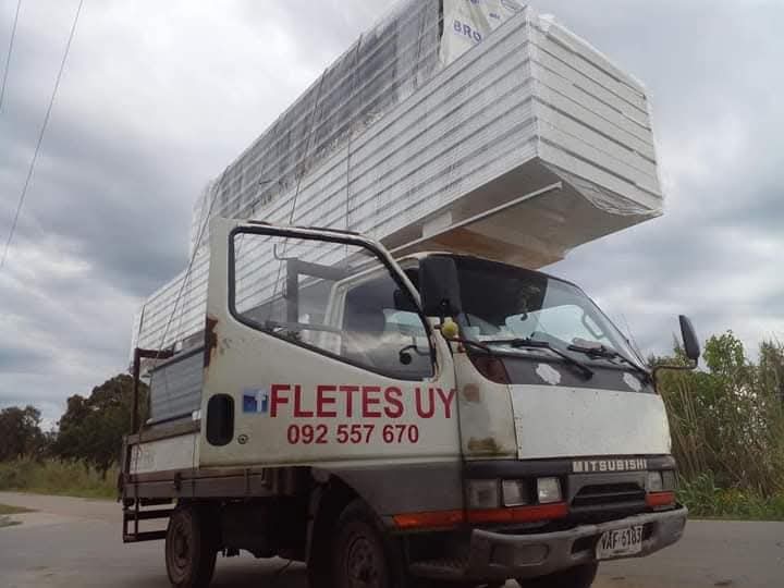 Paneles Bromyros cargados en camión listos para instalar